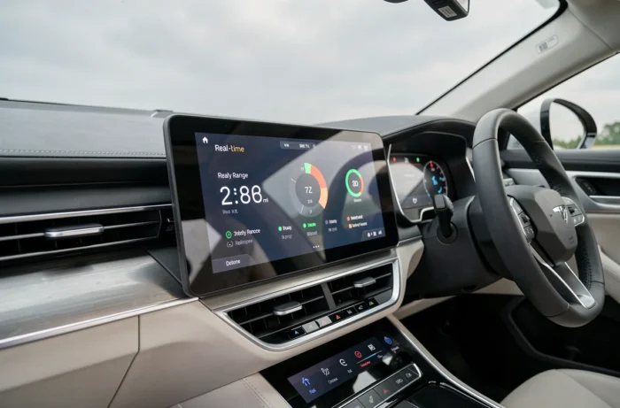 Tableau de bord d'une voiture électrique moderne affichant l'autonomie et les données de fiabilité en temps réel